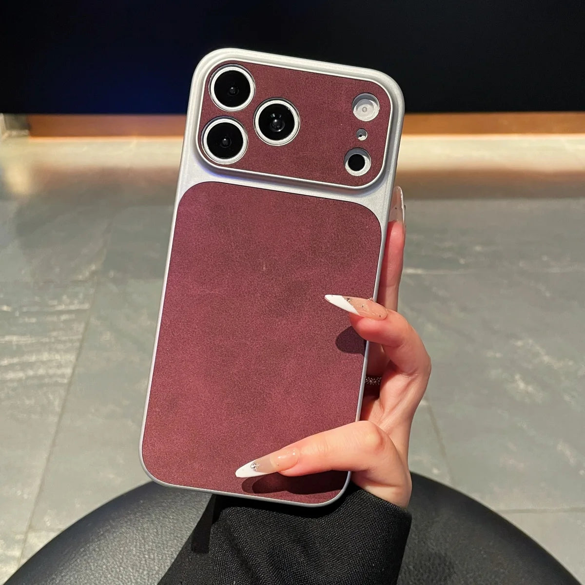 Capa de Couro Premium com Proteção de Câmera Deslizante para iPhone — Segurança e Design Elegante