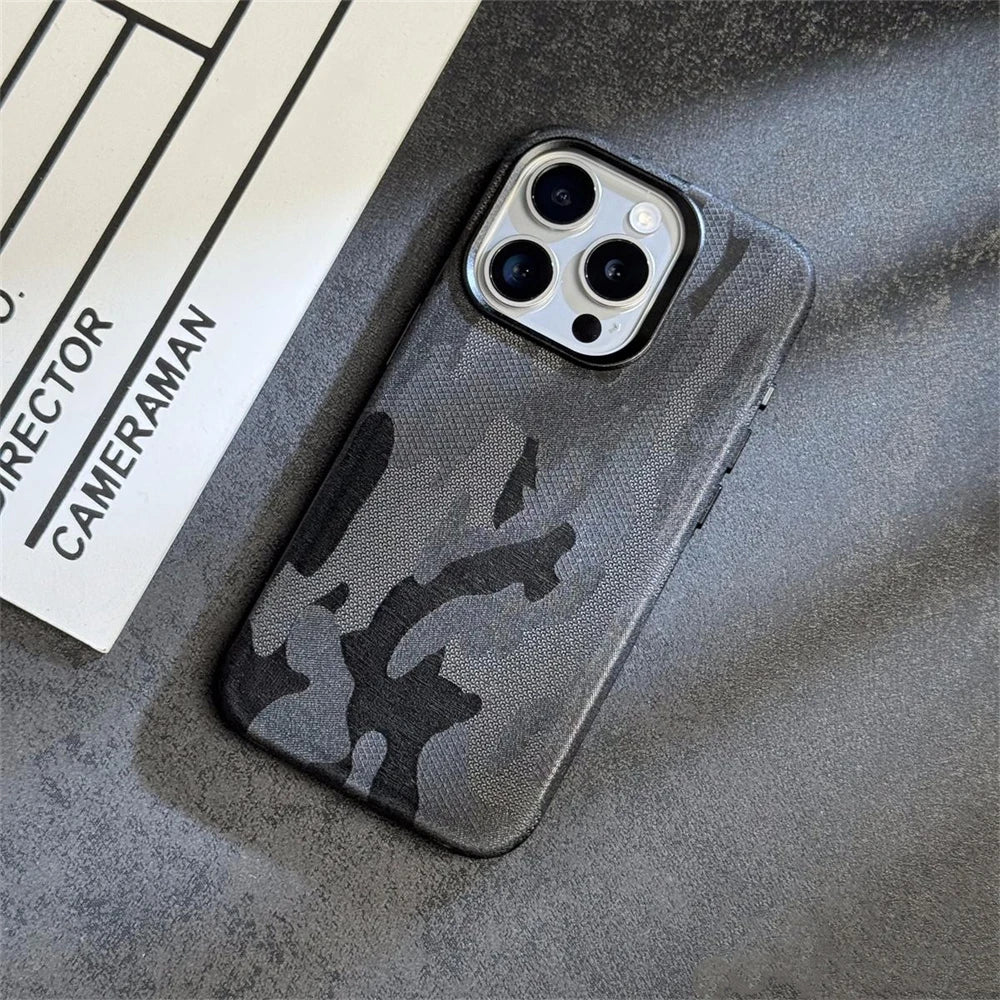 Capa Camuflada de Couro com MagSafe para iPhone — Proteção Antichoque Estilo Armor
