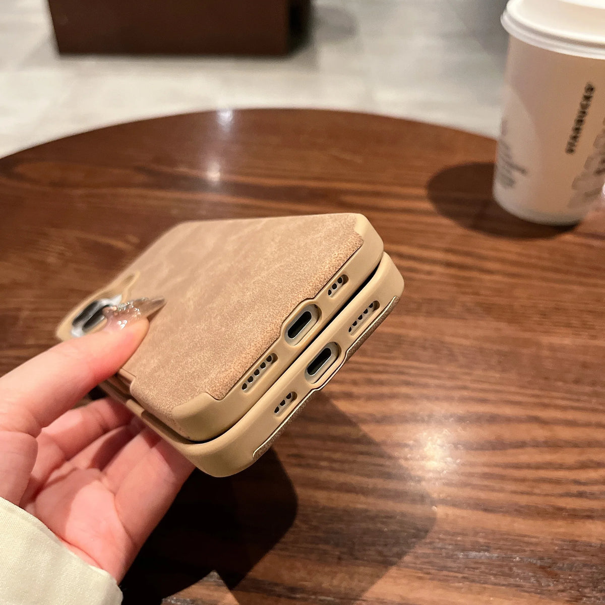 Capa de Couro Camurça Premium com Acabamento Macio para iPhone — Proteção Antichoque e Design Elegante