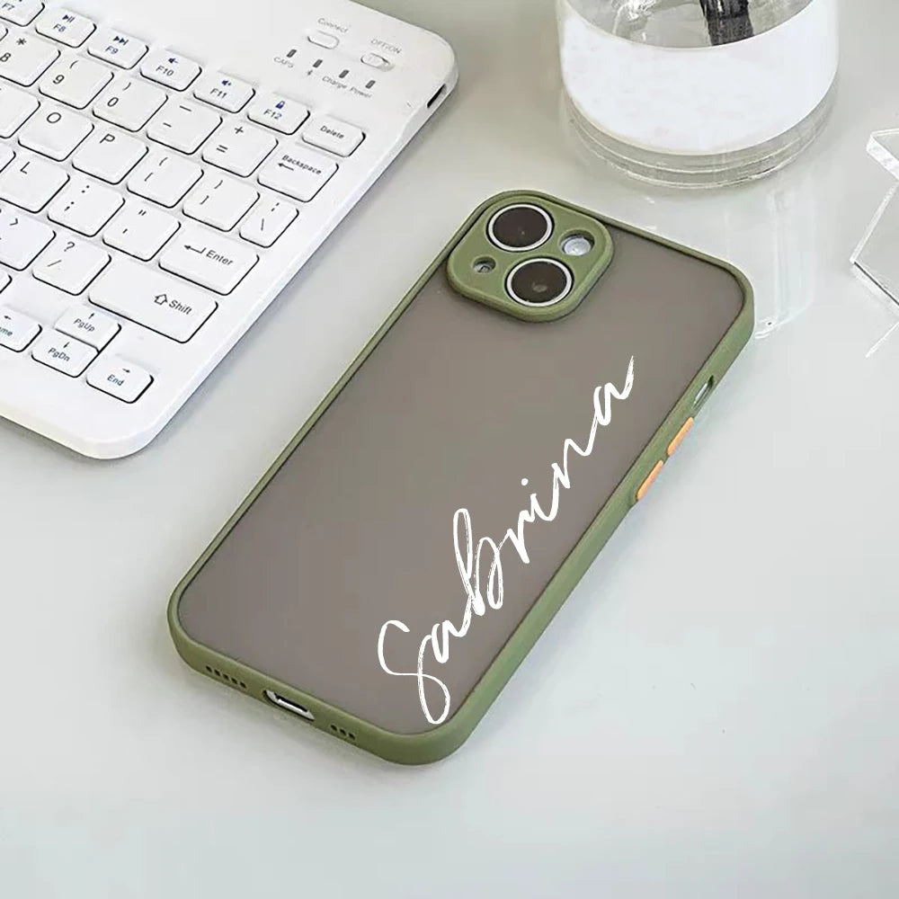 Capa Translúcida Personalizada com Nome em Caligrafia — Proteção Antichoque e Lente Protegida