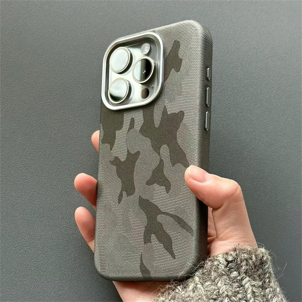 Capa Camuflada de Couro com MagSafe para iPhone — Proteção Antichoque Estilo Armor