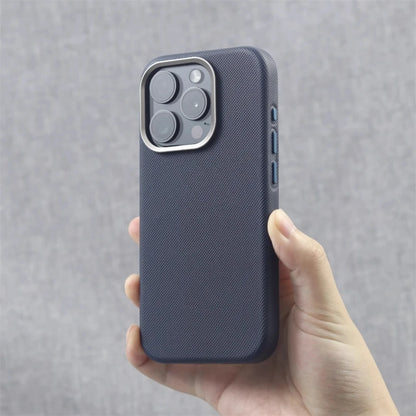 Capa de Couro Texturizado com Moldura de Câmera em Liga Metálica e MagSafe para iPhone — Proteção Premium