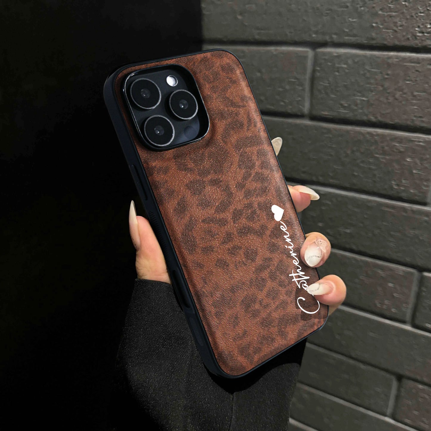 Capa Personalizada com Nome Estampa Leopardo - Couro Macio de Luxo para iPhone