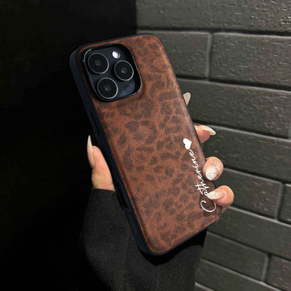 Capa Personalizada com Nome Estampa Leopardo - Couro Macio de Luxo para iPhone