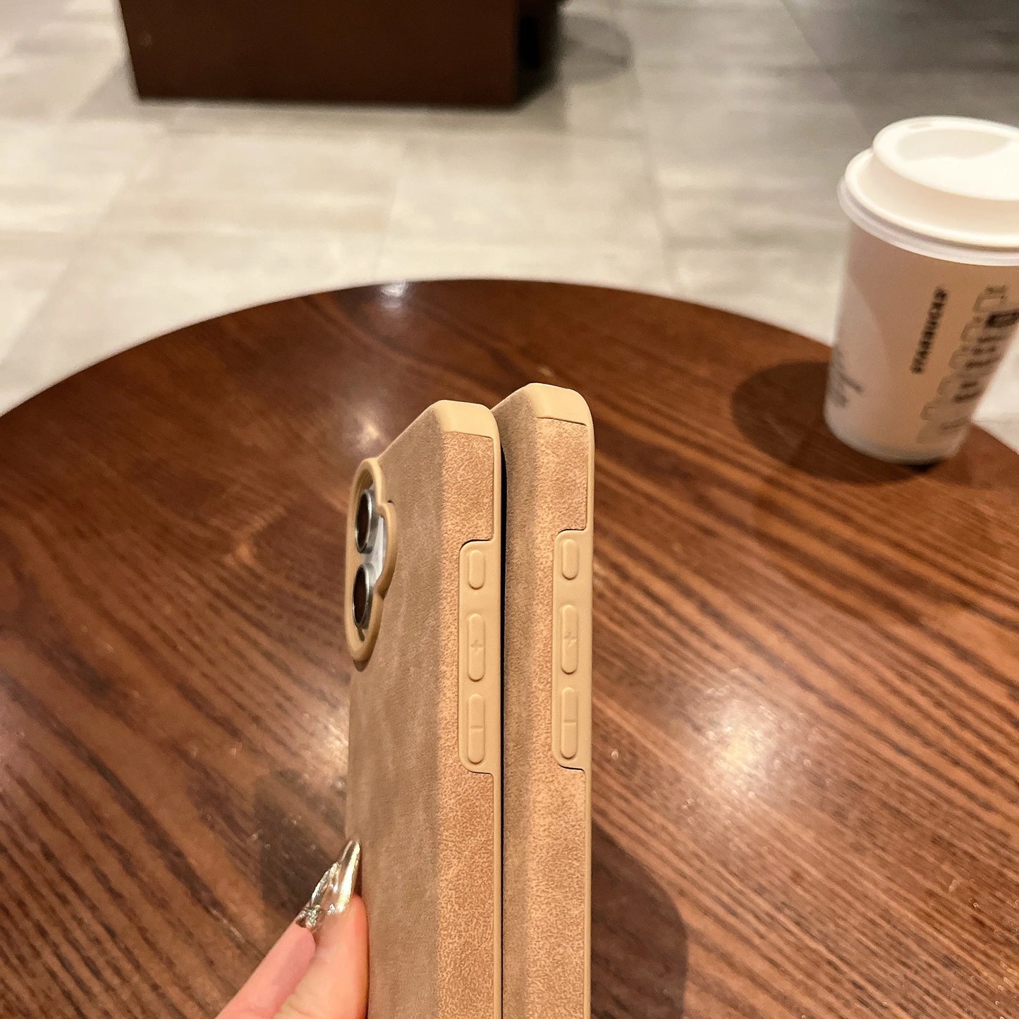 Capa de Couro Camurça Premium com Acabamento Macio para iPhone — Proteção Antichoque e Design Elegante
