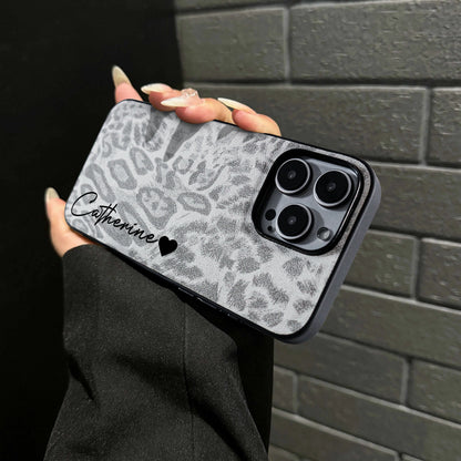 Capa Personalizada com Nome Estampa Leopardo - Couro Macio de Luxo para iPhone