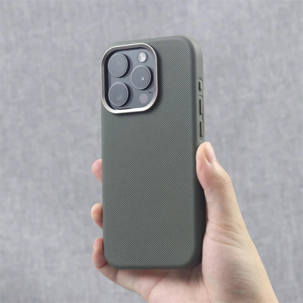 Capa de Couro Texturizado com Moldura de Câmera em Liga Metálica e MagSafe para iPhone — Proteção Premium