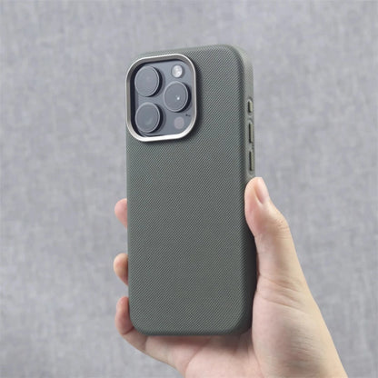 Capa de Couro Texturizado com Moldura de Câmera em Liga Metálica e MagSafe para iPhone — Proteção Premium