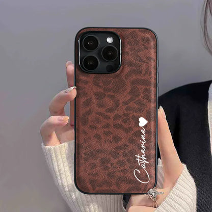 Capa Personalizada com Nome Estampa Leopardo - Couro Macio de Luxo para iPhone
