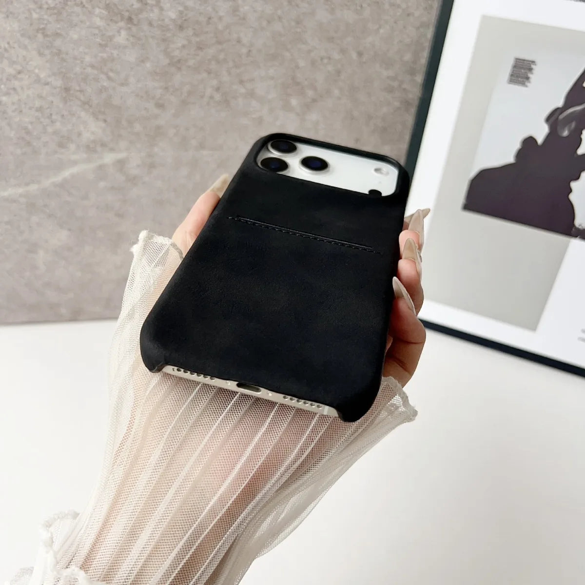 Capa Carteira de Couro Premium com Porta-Cartão para iPhone — Proteção Antichoque e Design Elegante