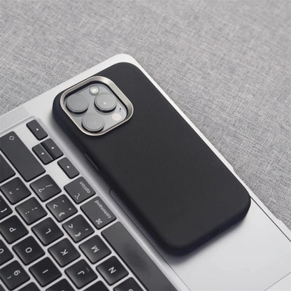 Capa de Couro Texturizado com Moldura de Câmera em Liga Metálica e MagSafe para iPhone — Proteção Premium