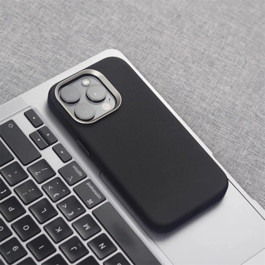 Capa de Couro Texturizado com Moldura de Câmera em Liga Metálica e MagSafe para iPhone — Proteção Premium