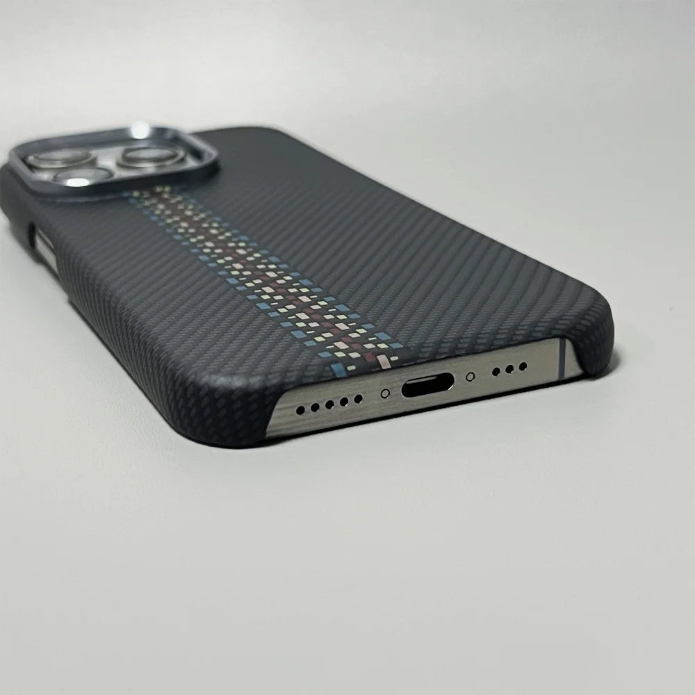 Capa Ultra Fina em Fibra de Carbono para iPhone — Proteção Antichoque com Lente de Câmera em Liga Metálica