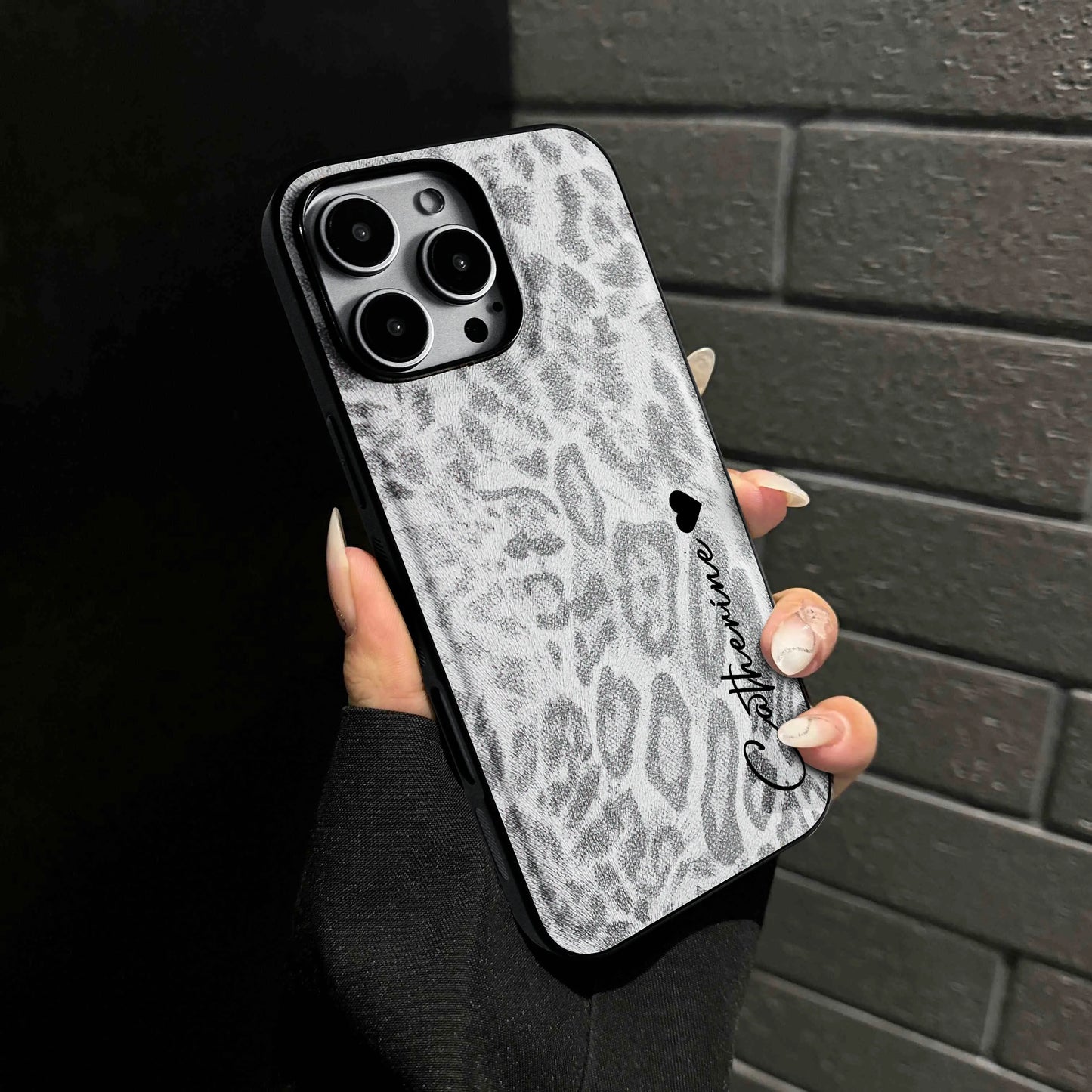 Capa Personalizada com Nome Estampa Leopardo - Couro Macio de Luxo para iPhone
