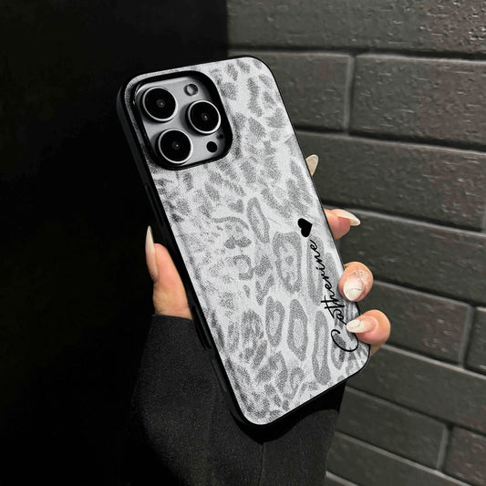 Capa Personalizada com Nome Estampa Leopardo - Couro Macio de Luxo para iPhone