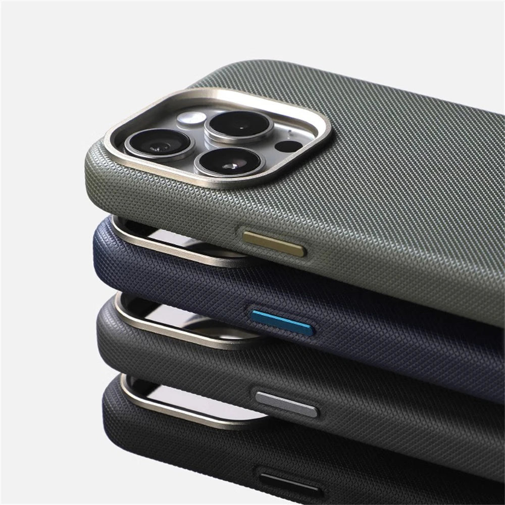 Capa de Couro Texturizado com Moldura de Câmera em Liga Metálica e MagSafe para iPhone — Proteção Premium