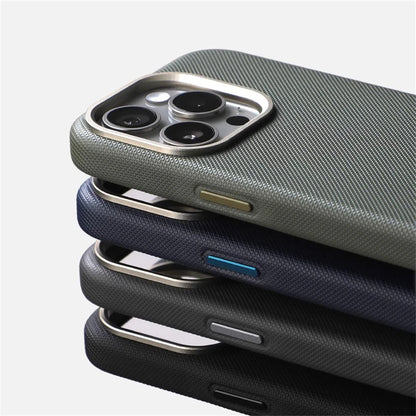 Capa de Couro Texturizado com Moldura de Câmera em Liga Metálica e MagSafe para iPhone — Proteção Premium