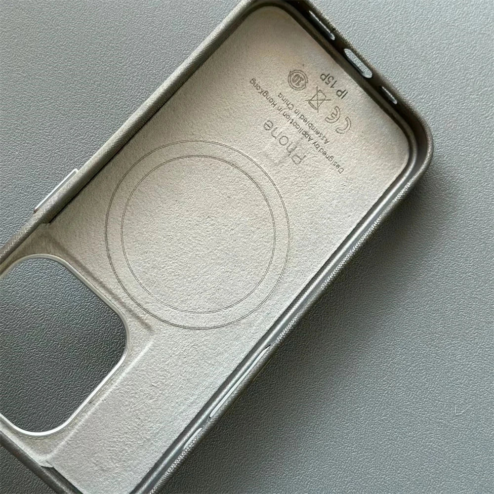 Capa Camuflada de Couro com MagSafe para iPhone — Proteção Antichoque Estilo Armor