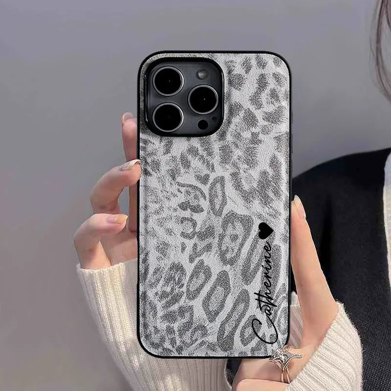 Capa Personalizada com Nome Estampa Leopardo - Couro Macio de Luxo para iPhone
