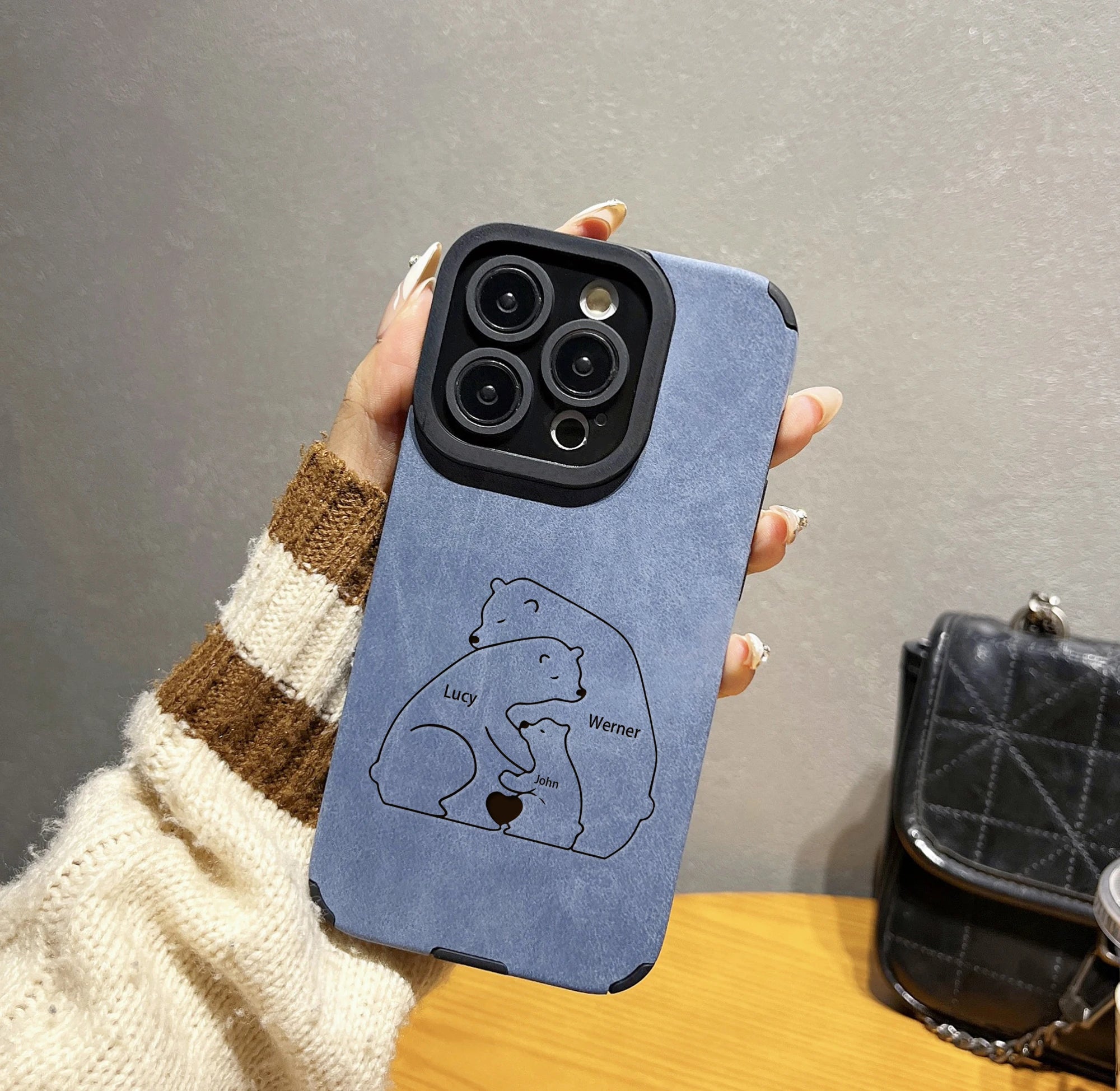 Capa de Couro Personalizada Ursinho Abraço - Gravação em Relevo e Design Exclusivo Iphone