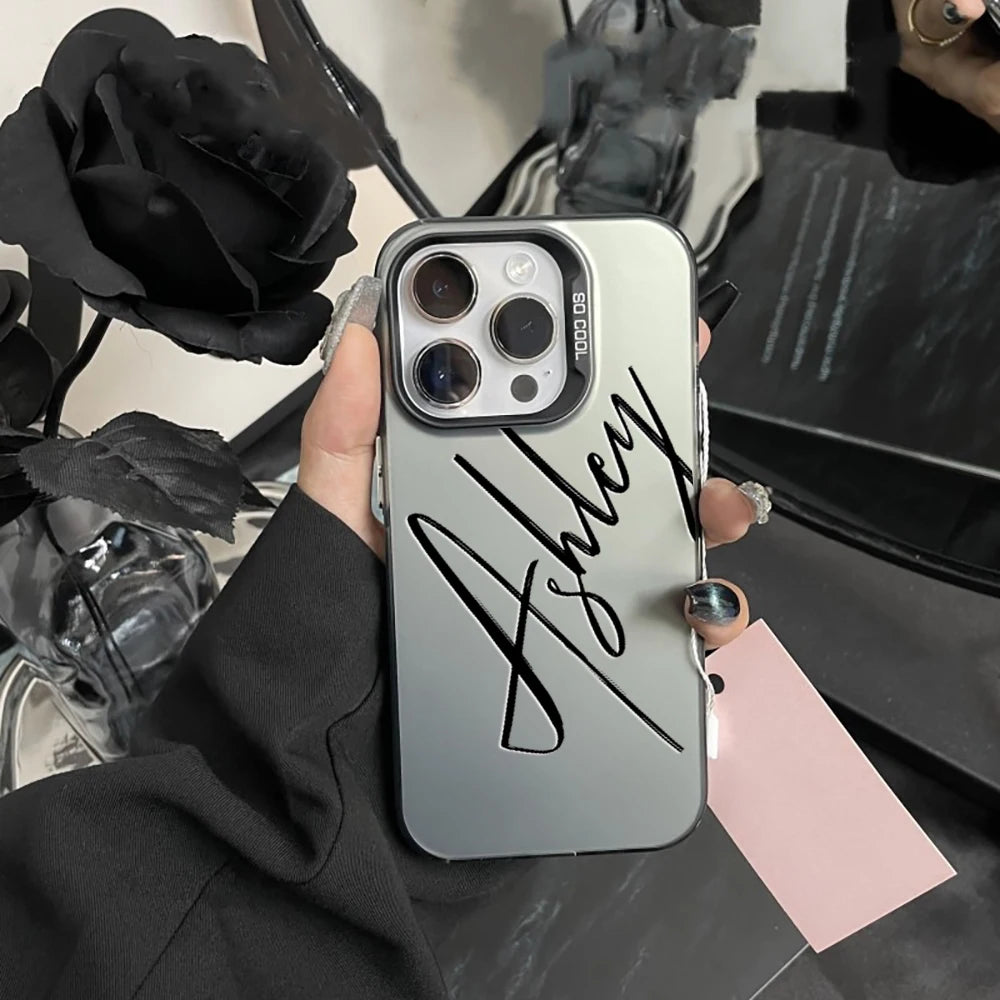 Capa iPhone Personalizada com Nome em Caligrafia — Acabamento Fosco e Impressão UV