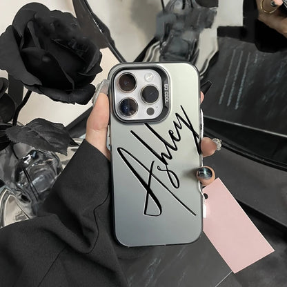 Capa iPhone Personalizada com Nome em Caligrafia — Acabamento Fosco e Impressão UV