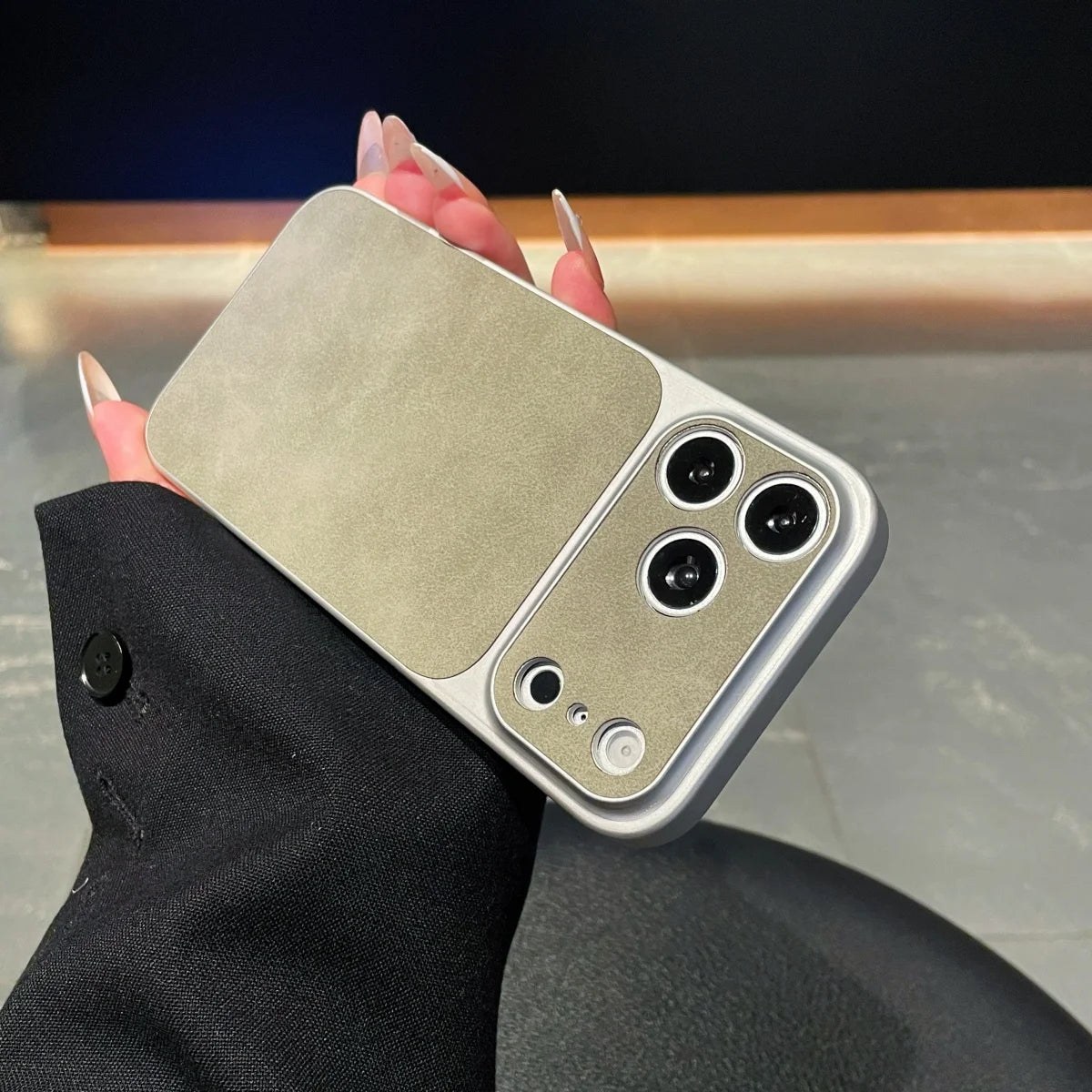 Capa de Couro Premium com Proteção de Câmera Deslizante para iPhone — Segurança e Design Elegante