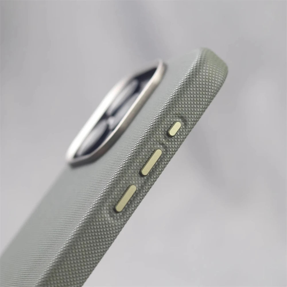 Capa de Couro Texturizado com Moldura de Câmera em Liga Metálica e MagSafe para iPhone — Proteção Premium