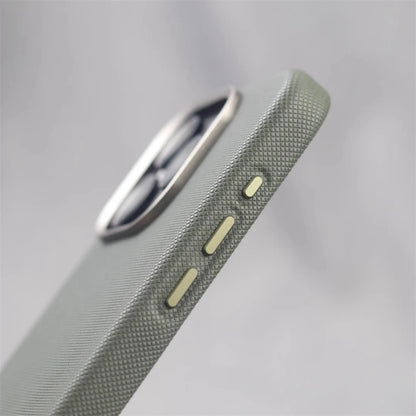 Capa de Couro Texturizado com Moldura de Câmera em Liga Metálica e MagSafe para iPhone — Proteção Premium