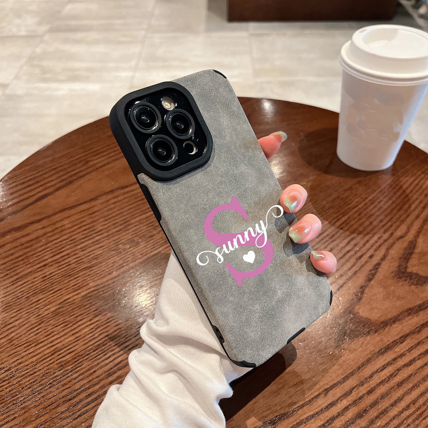 Capa Personalizada com Nome e Letra Inicial Colorida de Couro  para iPhone