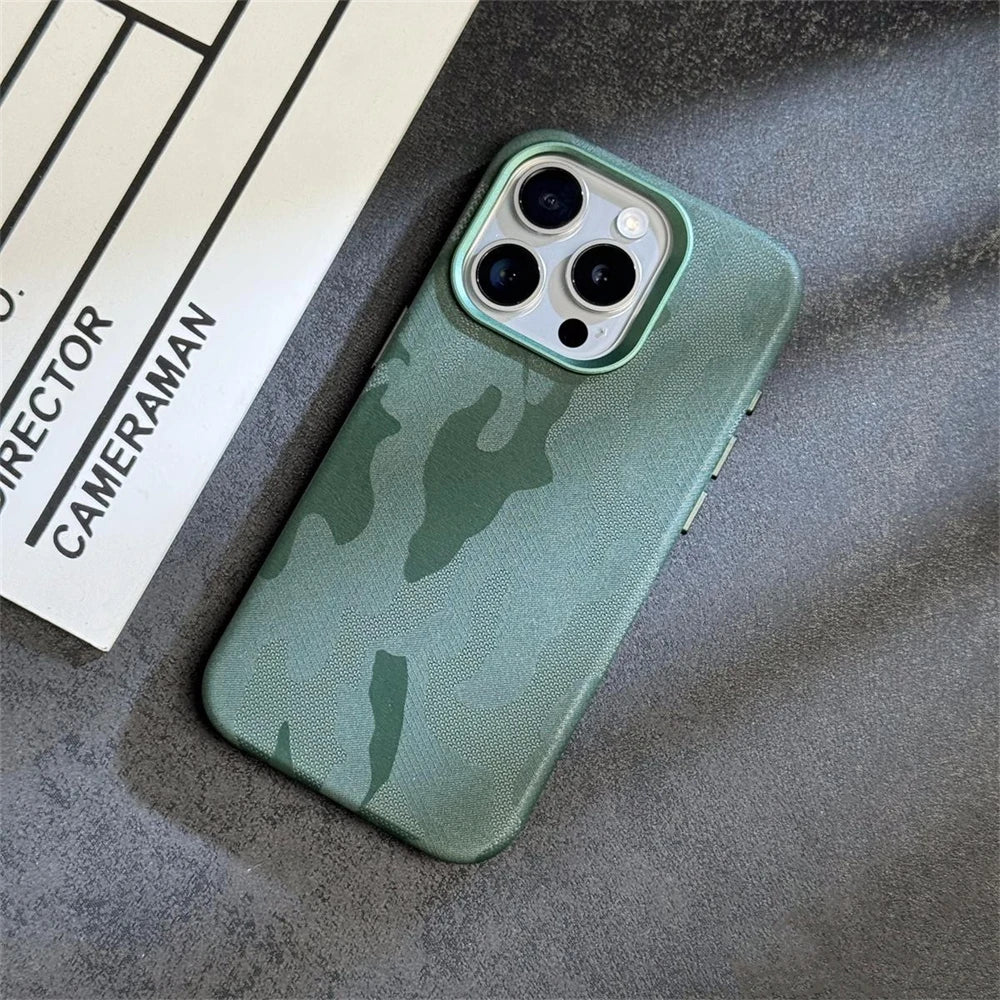 Capa Camuflada de Couro com MagSafe para iPhone — Proteção Antichoque Estilo Armor