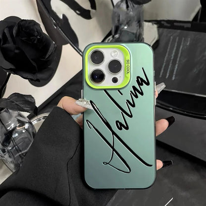 Capa iPhone Personalizada com Nome em Caligrafia — Acabamento Fosco e Impressão UV