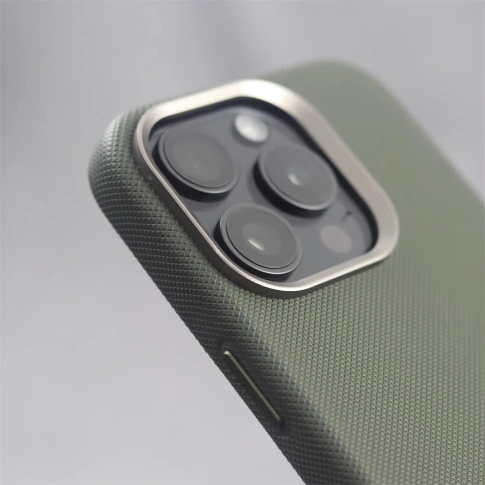 Capa de Couro Texturizado com Moldura de Câmera em Liga Metálica e MagSafe para iPhone — Proteção Premium