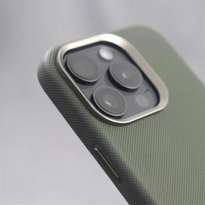 Capa de Couro Texturizado com Moldura de Câmera em Liga Metálica e MagSafe para iPhone — Proteção Premium