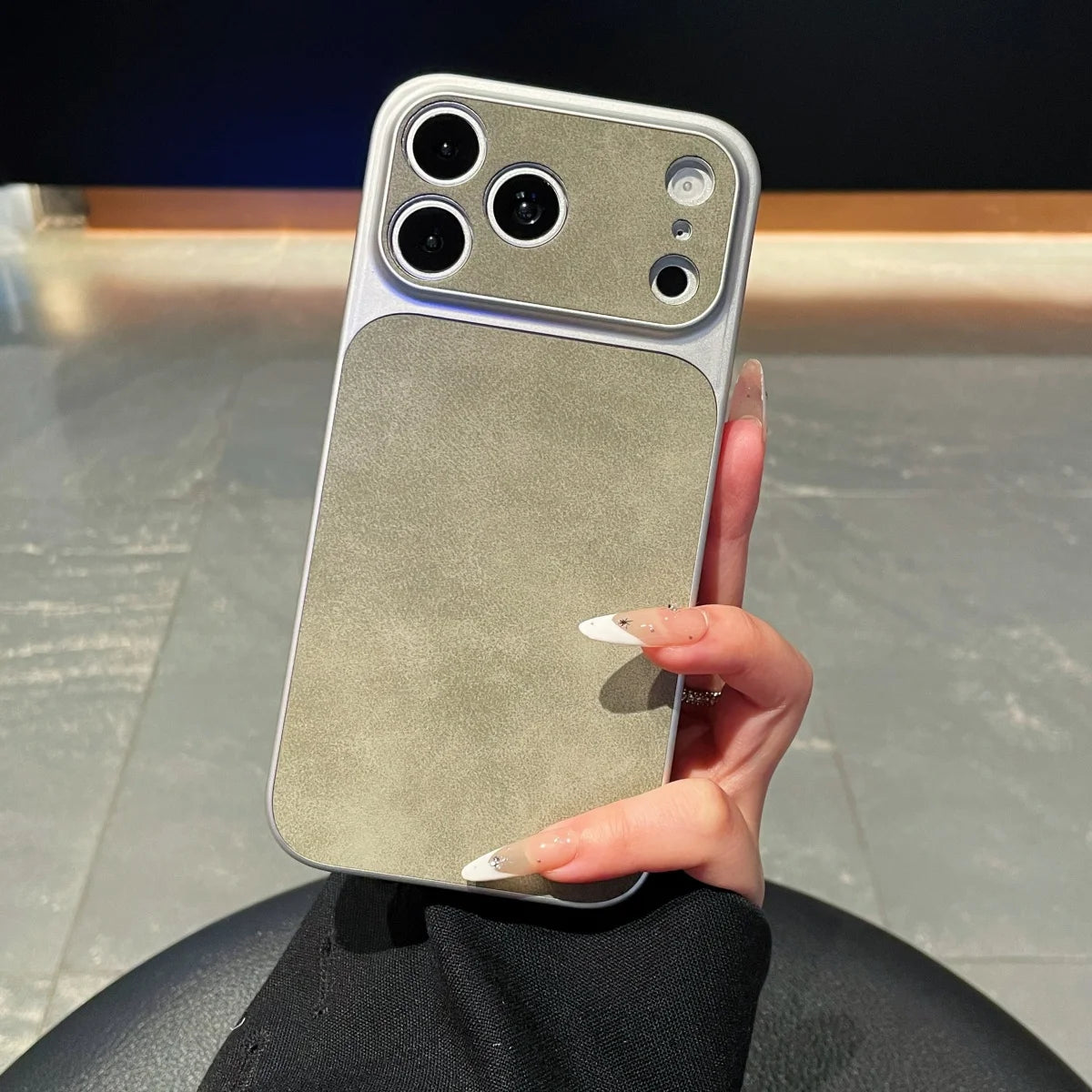 Capa de Couro Premium com Proteção de Câmera Deslizante para iPhone — Segurança e Design Elegante