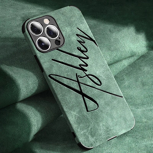 Capa Personalizada com Nome em Caligrafia — Couro Premium e Proteção Antichoque