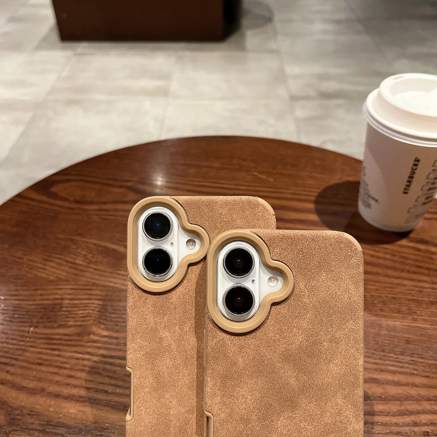 Capa de Couro Camurça Premium com Acabamento Macio para iPhone — Proteção Antichoque e Design Elegante