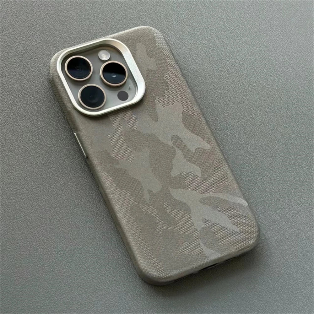Capa Camuflada de Couro com MagSafe para iPhone — Proteção Antichoque Estilo Armor