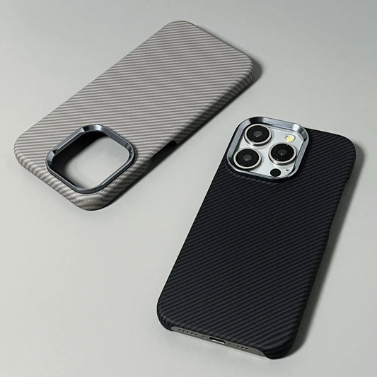 Capa Ultra Fina em Fibra de Carbono para iPhone — Proteção Antichoque com Lente de Câmera em Liga Metálica