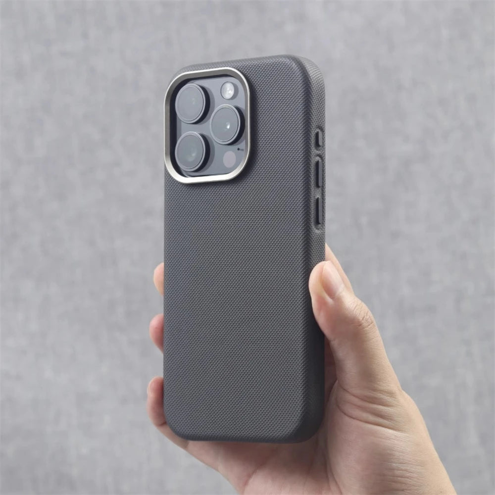 Capa de Couro Texturizado com Moldura de Câmera em Liga Metálica e MagSafe para iPhone — Proteção Premium