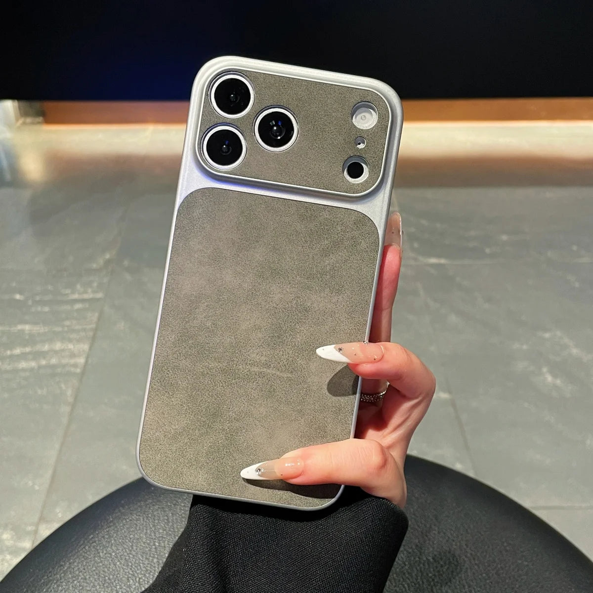 Capa de Couro Premium com Proteção de Câmera Deslizante para iPhone — Segurança e Design Elegante