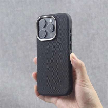 Capa de Couro Texturizado com Moldura de Câmera em Liga Metálica e MagSafe para iPhone — Proteção Premium