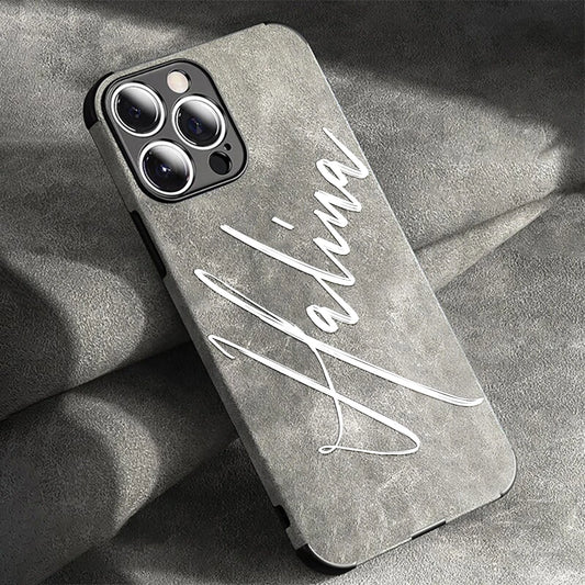 Capa Personalizada com Nome em Caligrafia — Couro Premium e Proteção Antichoque