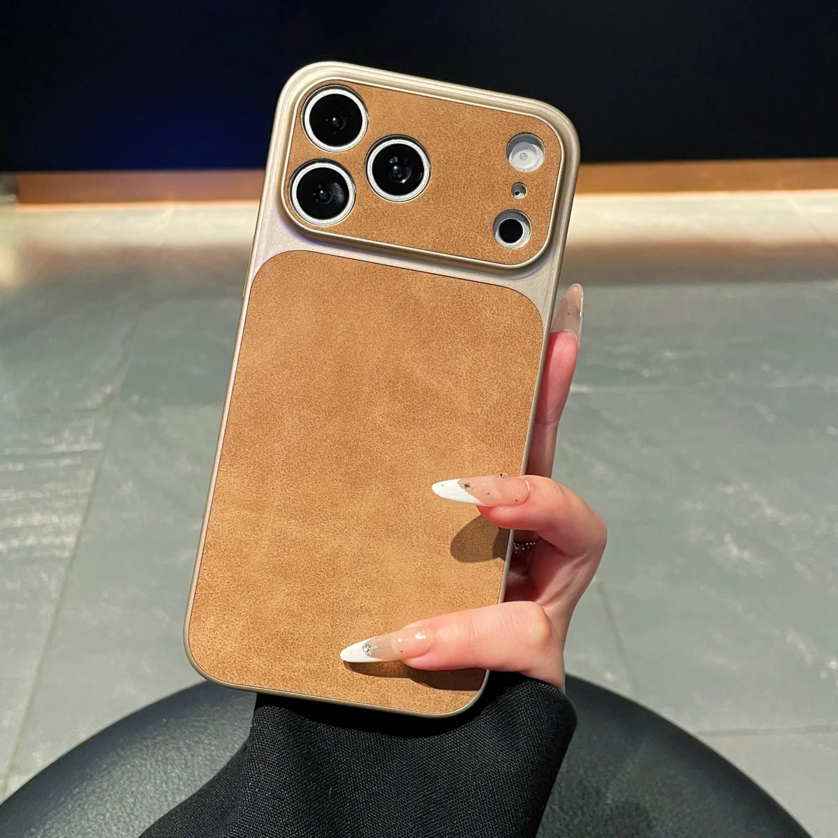 Capa de Couro Premium com Proteção de Câmera Deslizante para iPhone — Segurança e Design Elegante