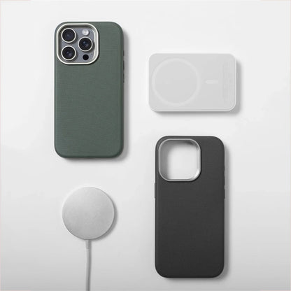 Capa de Couro Texturizado com Moldura de Câmera em Liga Metálica e MagSafe para iPhone — Proteção Premium
