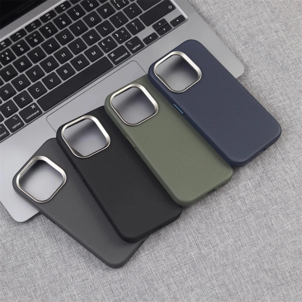 Capa de Couro Texturizado com Moldura de Câmera em Liga Metálica e MagSafe para iPhone — Proteção Premium