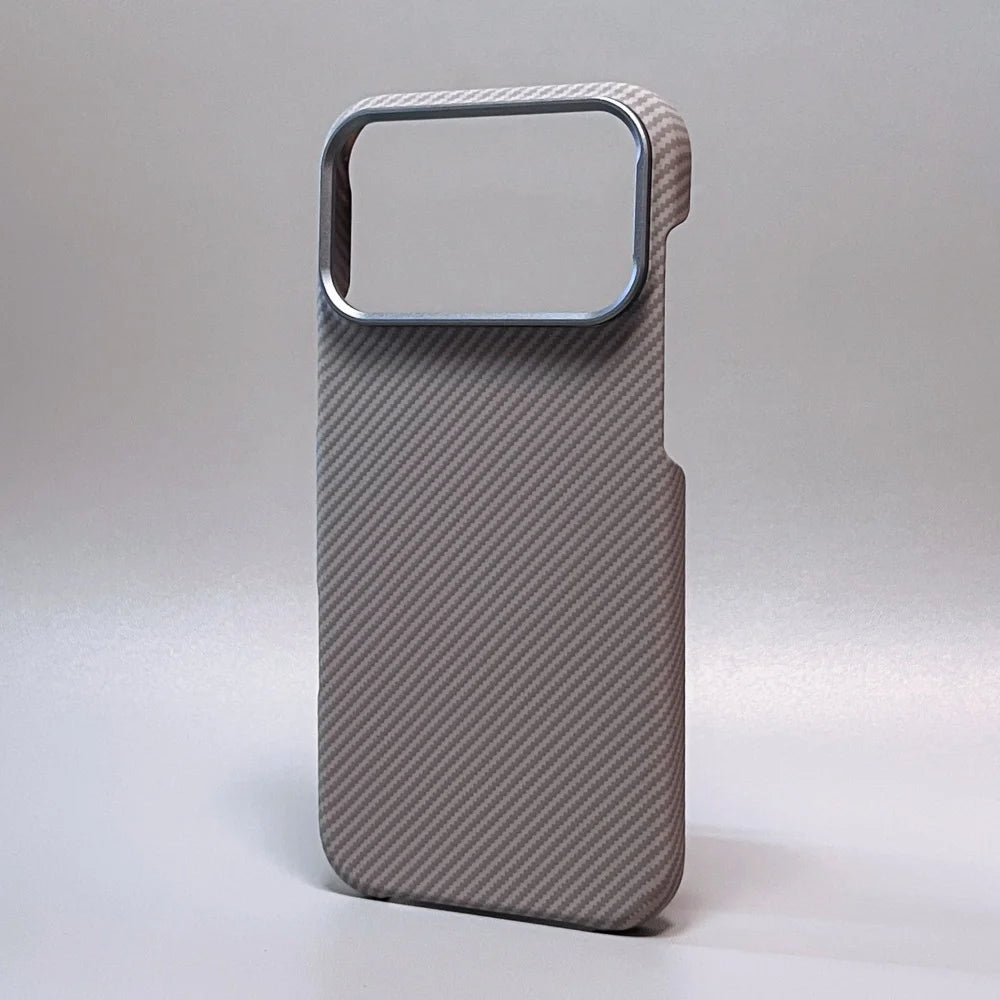 Capa Ultra Fina em Fibra de Carbono para iPhone — Proteção Antichoque com Lente de Câmera em Liga Metálica