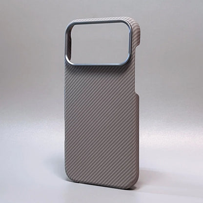 Capa Ultra Fina em Fibra de Carbono para iPhone — Proteção Antichoque com Lente de Câmera em Liga Metálica