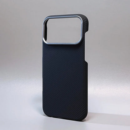 Capa Ultra Fina em Fibra de Carbono para iPhone — Proteção Antichoque com Lente de Câmera em Liga Metálica