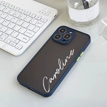 Capa Translúcida Personalizada com Nome em Caligrafia — Proteção Antichoque e Lente Protegida